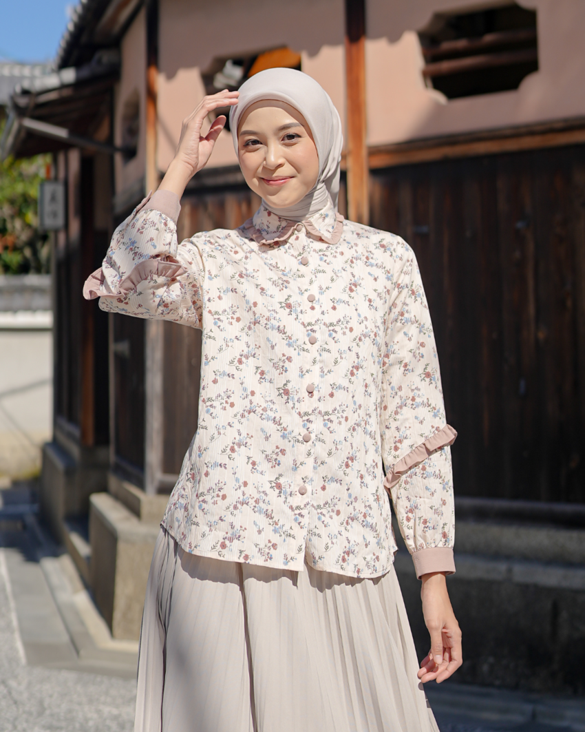 Himari Contrast-Ruffle Blouse