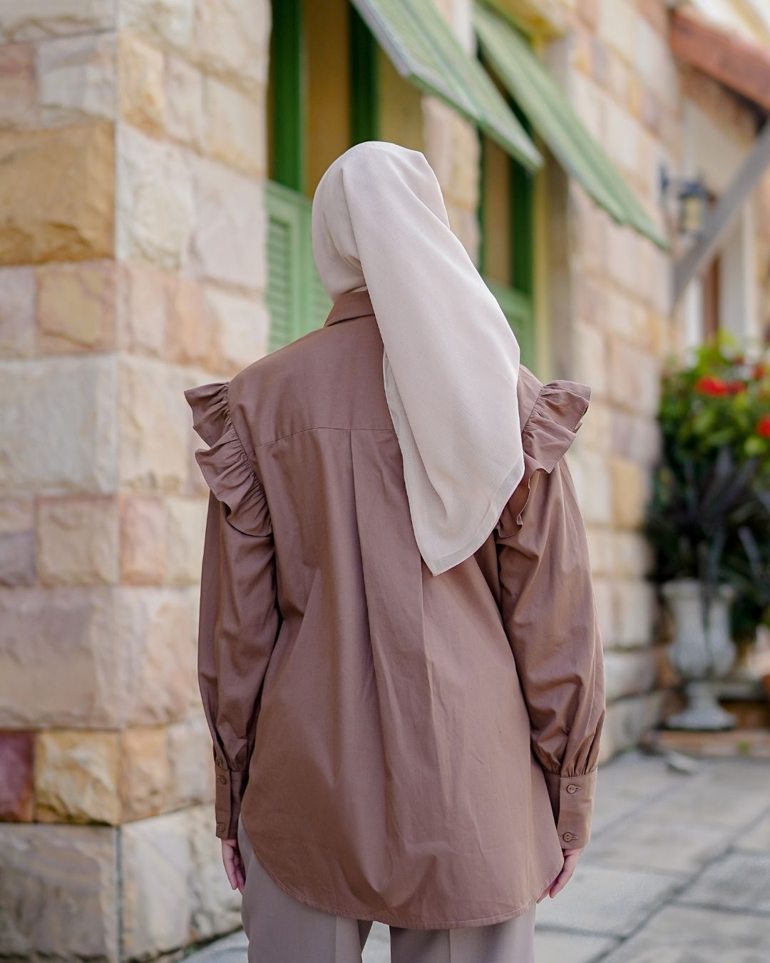 OMARA Nadheera Shoulder-Ruffle Shirt | Atasan Kemeja Wanita - Soft Reverie