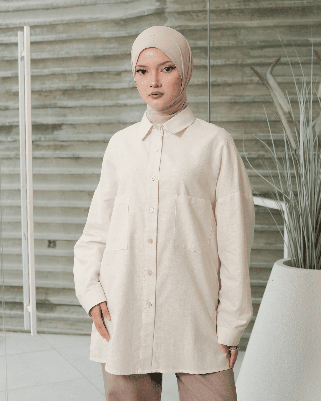 OMARA Araceli Oversize Cream Shirt | Kemeja Blouse Wanita - Mosaic