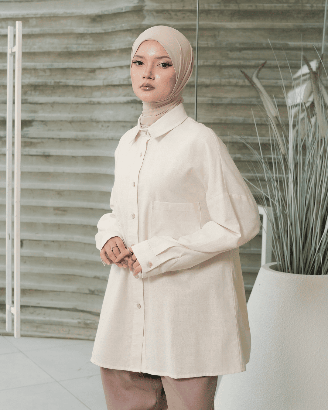 OMARA Araceli Oversize Cream Shirt | Kemeja Blouse Wanita - Mosaic